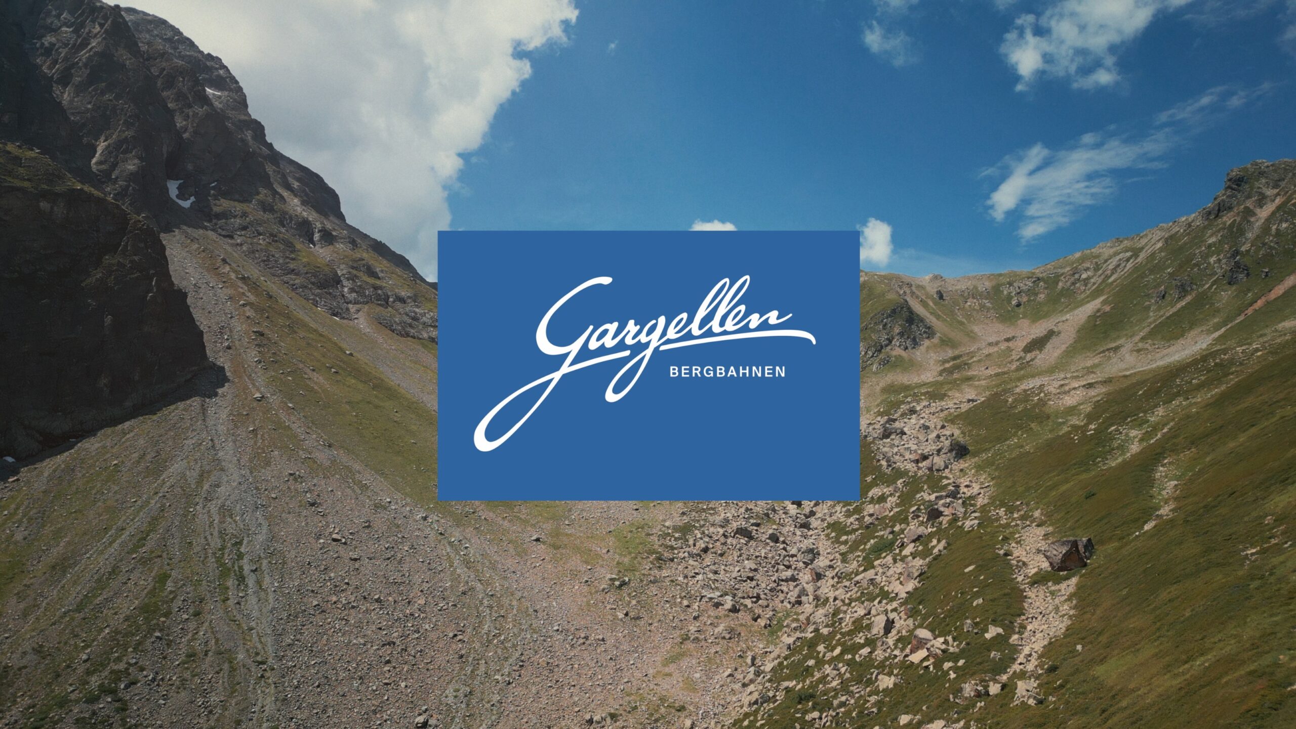 Gargellen Bergbahnen im Drohnen-Shot eines Tourismusfilms.