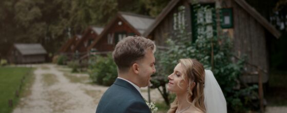 Tündi és Bence első pillantása az esküvői napon az Achilles Park nádfedeles faházainál, természetközeli győri esküvői film jelenet.