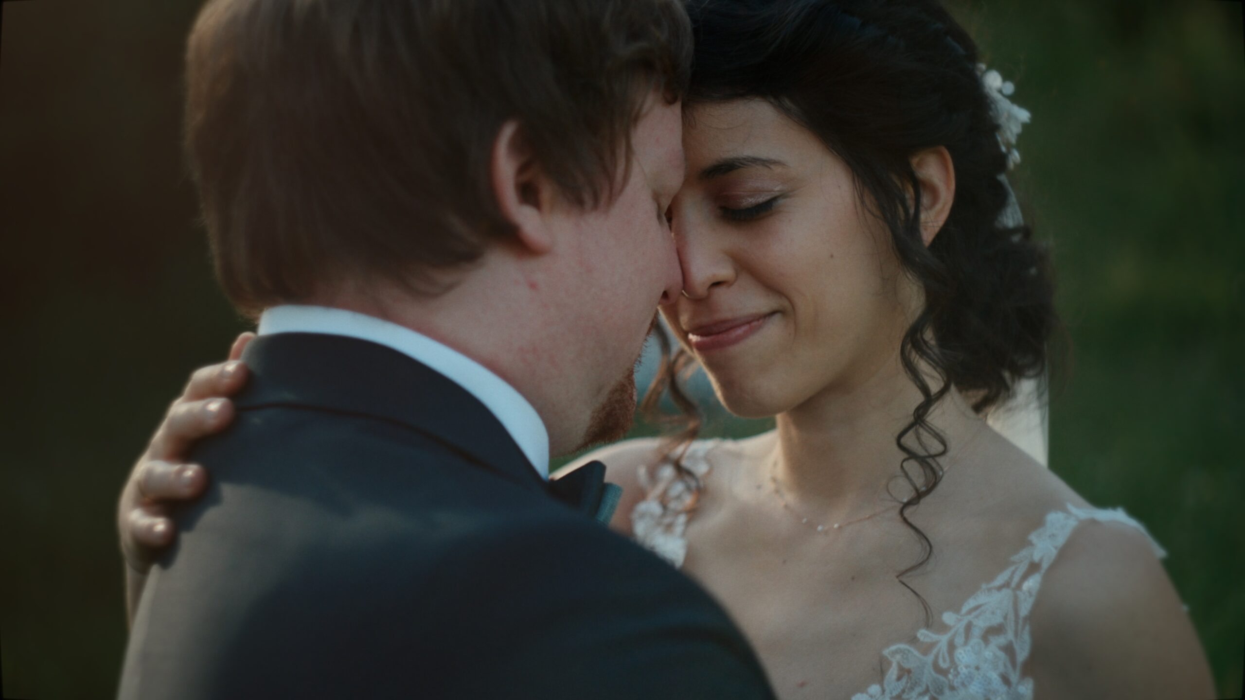 Ein intimer Moment aus Evi und Florians Hochzeitsfilm in der Location Am Roan in Wien, festgehalten in einem natürlichen, dokumentarischen Stil.