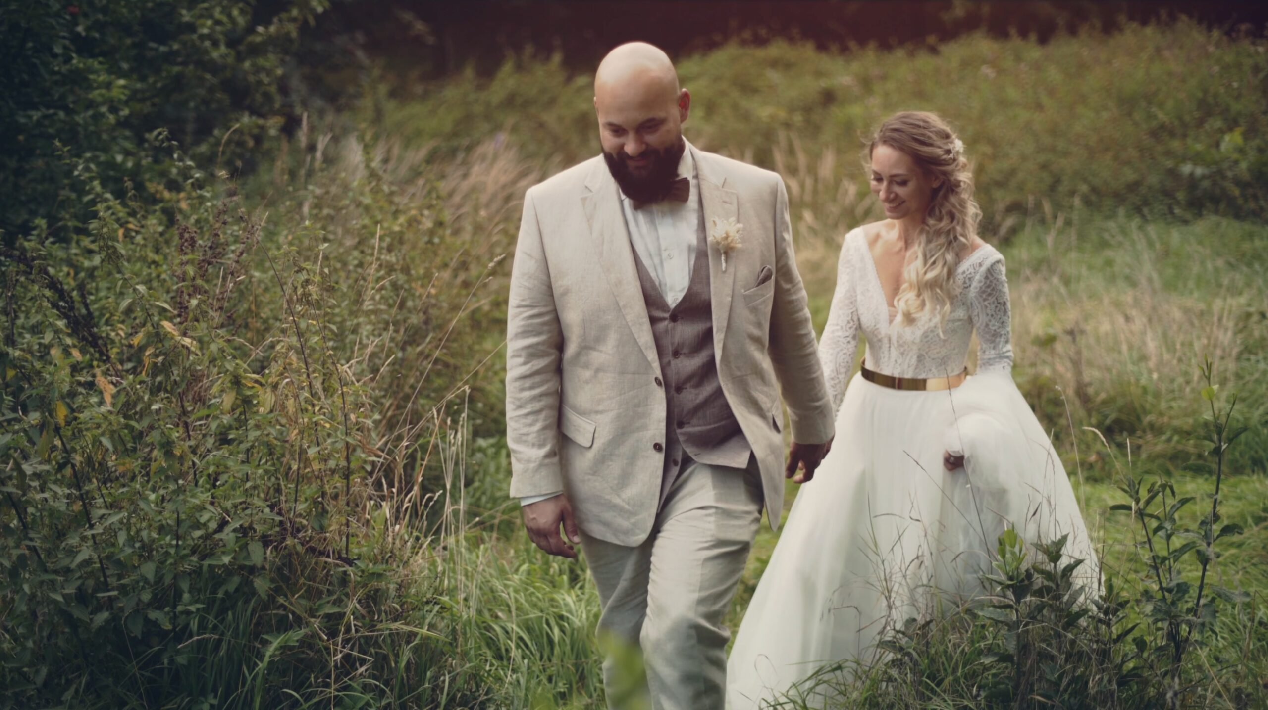 Gilda und Martin stehen im Garten nahe dem Streitdorf Kreuzstadl während ihrer rustikalen Hochzeit in Österreich.