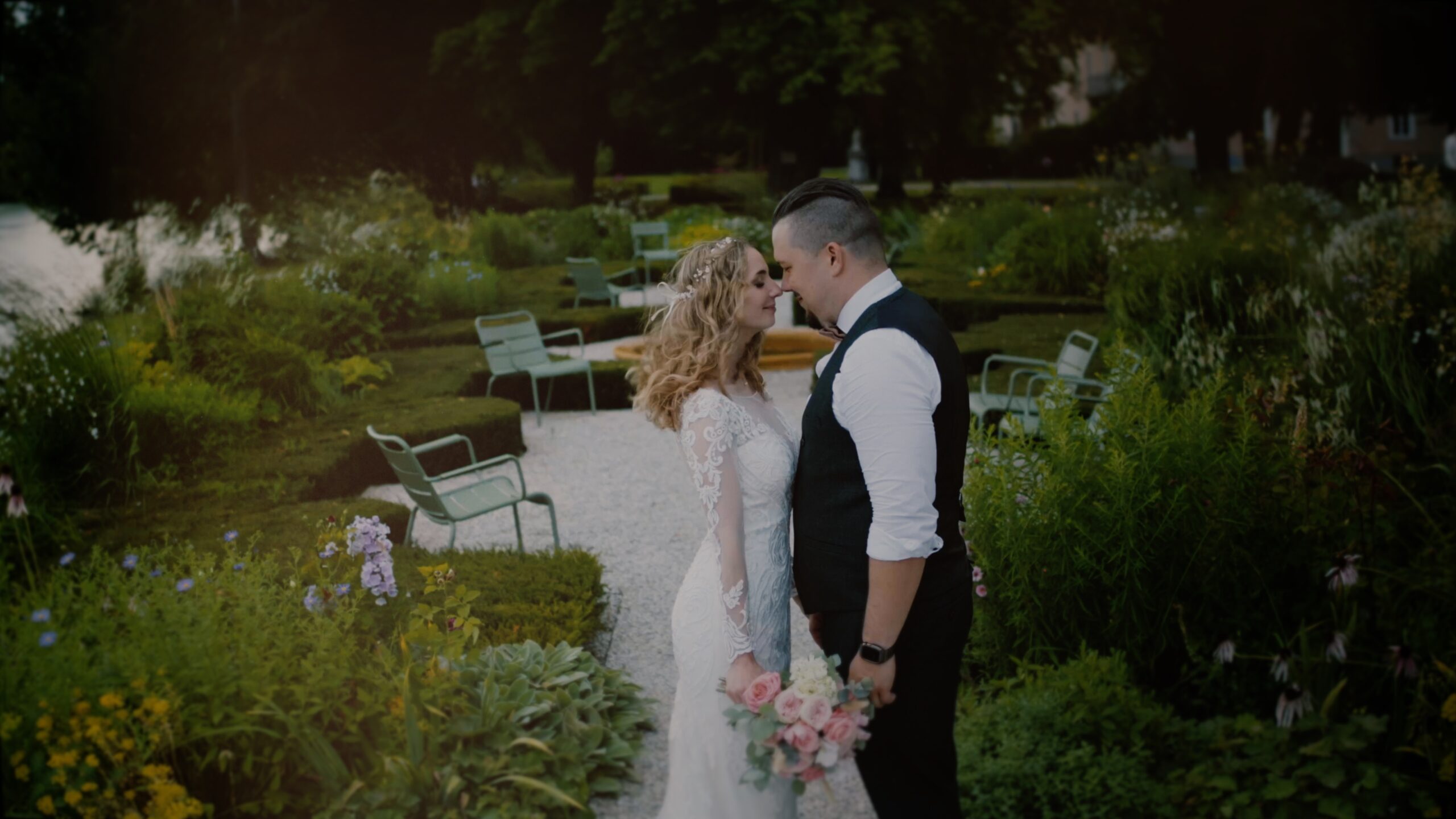 Karoline und Benjamin teilen intime Momente im Schloss Leopoldskron, Salzburg, festgehalten im dokumentarischen Stil eines Hochzeitsvideografen.