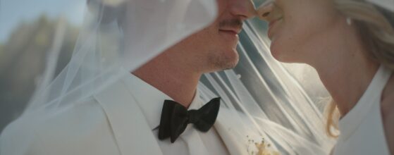 Julia und Christoph teilen einen intimen Moment unter dem Schleier bei ihrer Hochzeit im Weinschloss Thaller in Großwilfersdorf.