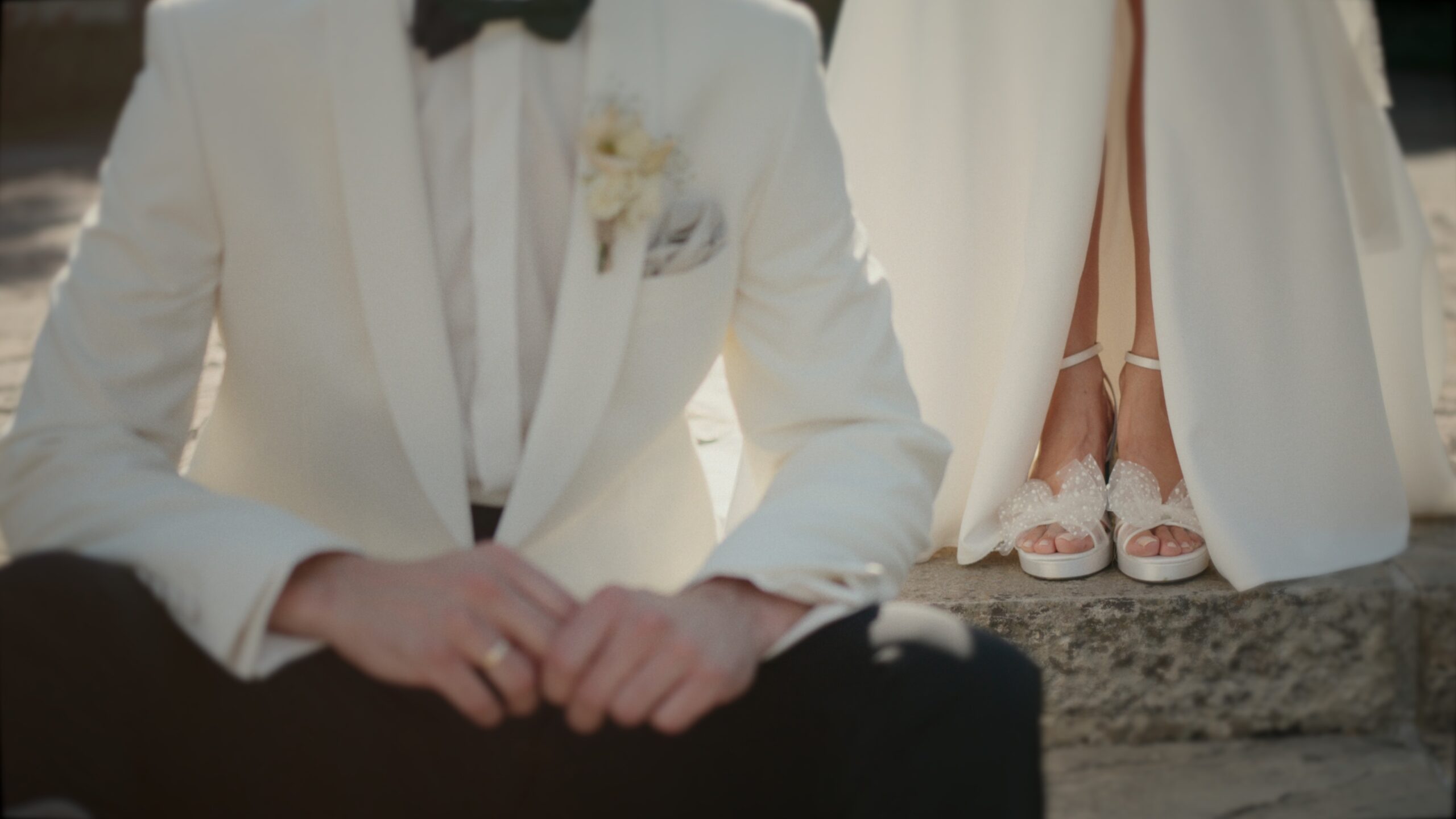 Julia und Christoph genießen ihren Hochzeitstag im Weinschloss Thaller in der Steiermark, festgehalten von einem Hochzeitsvideografen.