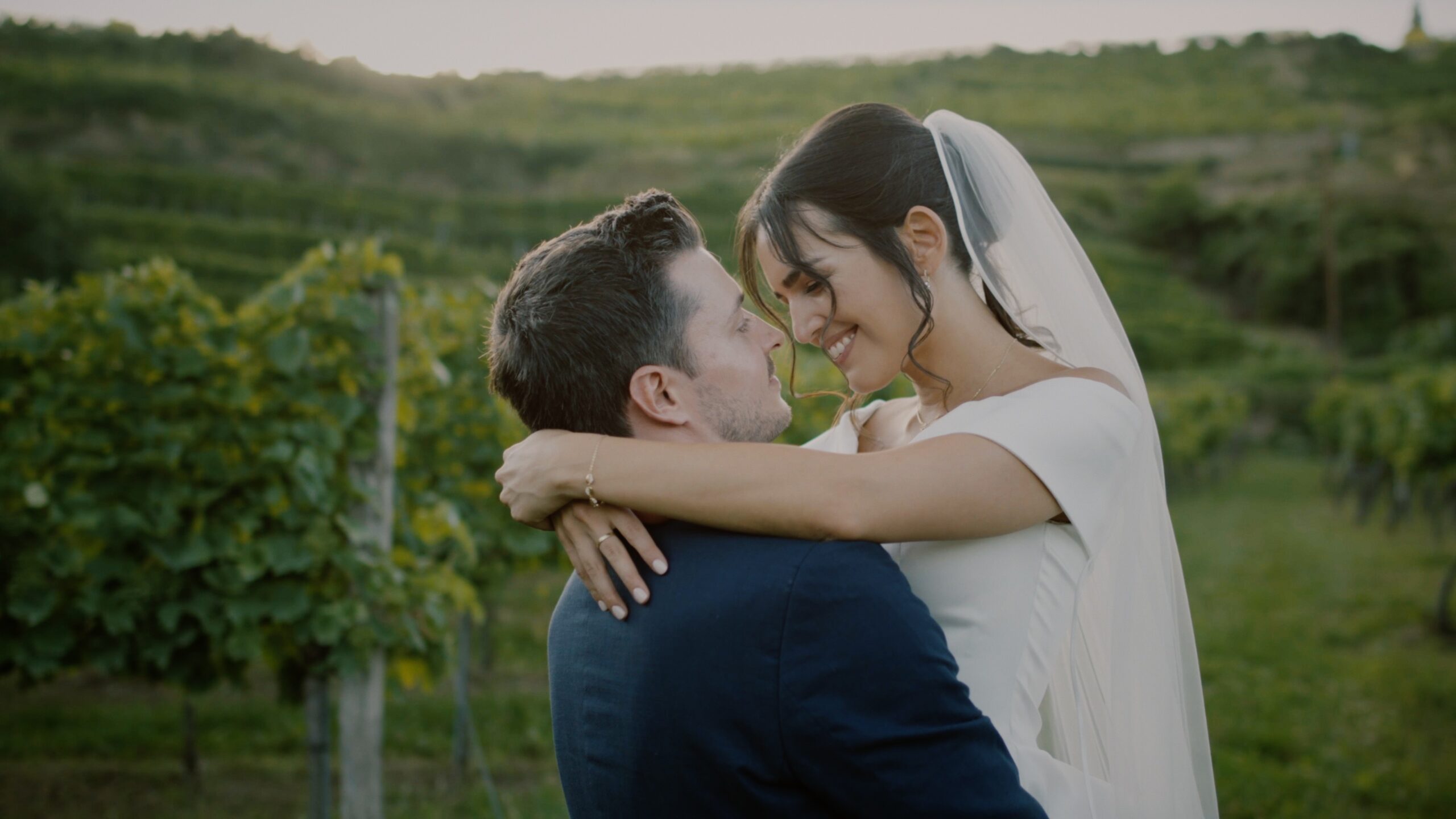 Melissa und Michael sitzen im Garten von Schloss Spitz in der Wachau während ihres Hochzeitstags.