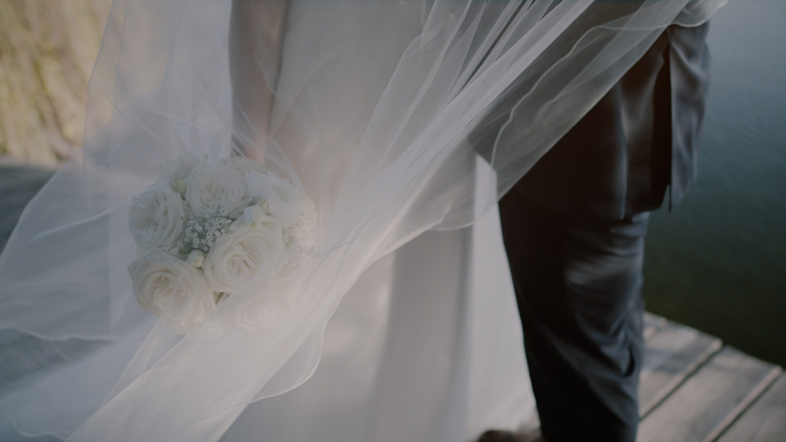 Patricia und Josef stehen auf der Terrasse des Berghotel Tulbingerkogel mit Bergpanorama im Hintergrund.