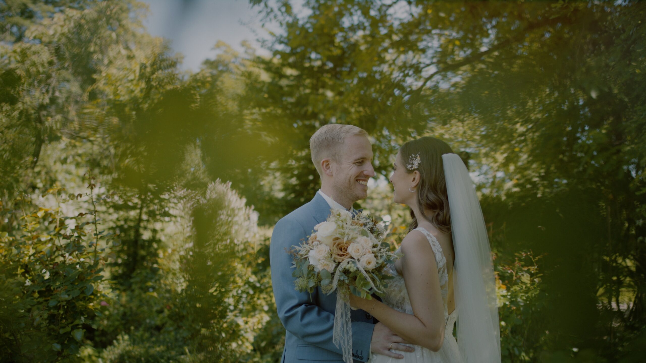 Sarah und Clemens sitzen während ihrer Zeremonie im Der Oberhauser in Holzhausen nebeneinander.
